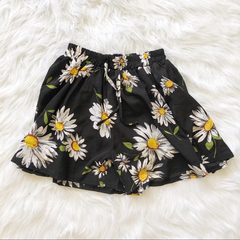//VINTAGE// 1990s Daisy Drawstring Shorts